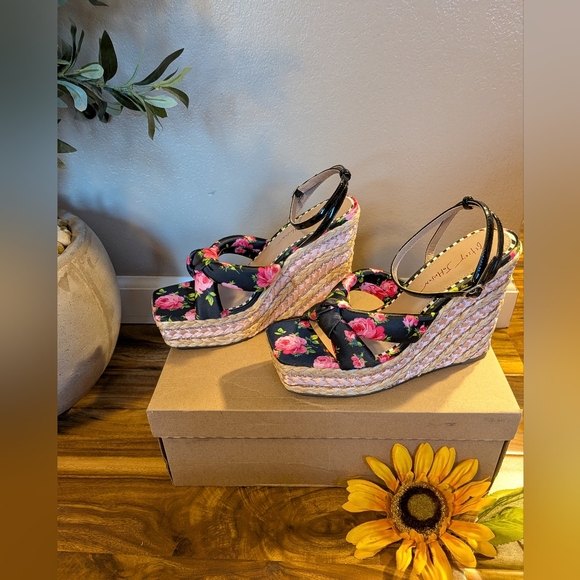 Betsey Johnson
Women's Pansie Floral Wedge Sandals Size 9M NIB - Picture 4 of 7